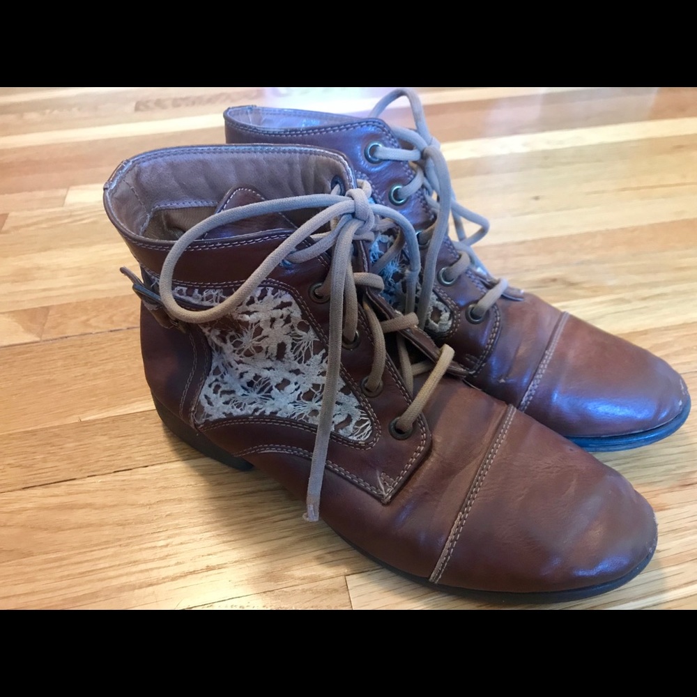 Size 6 Tan and Cream Lace Booties